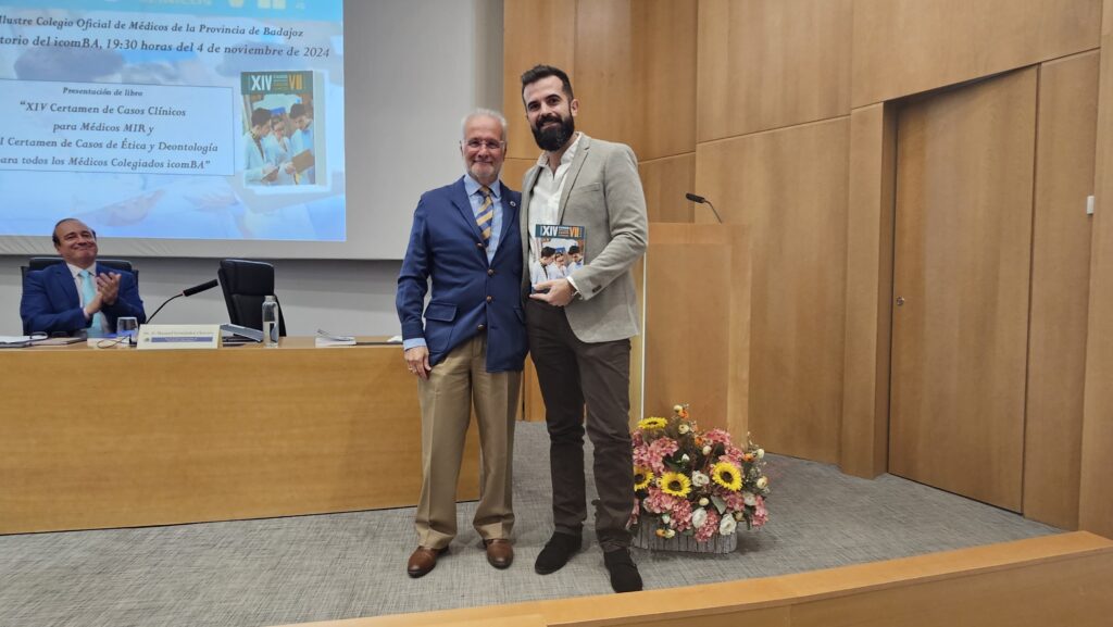 El Dr. Francisco Luis Perez ganador del certamen de casos deontologicos junto al Dr. Manuel Fernandez Chavero