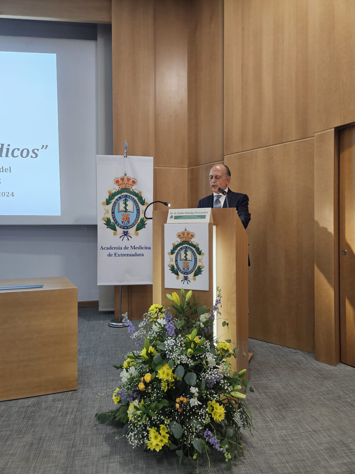 El Dr. Pedro Hidalgo ingresa en la Academia de Medicina de Extremadura como académico de honor