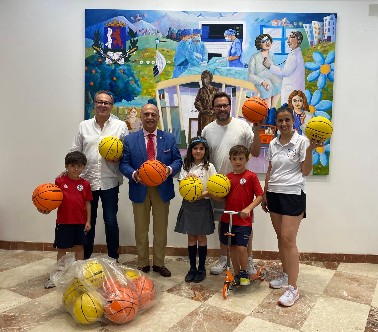 El icomBA dona balones al Colegio Maristas para una tómbola benéfica